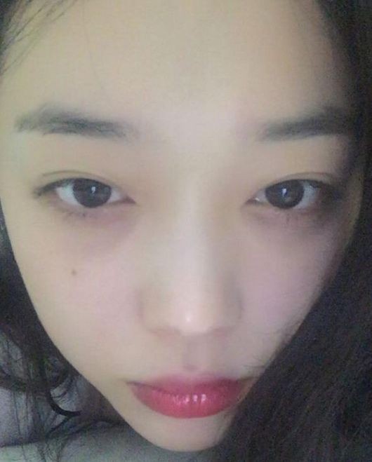 演员雪莉在Instagram上上传了一张近距离特写照