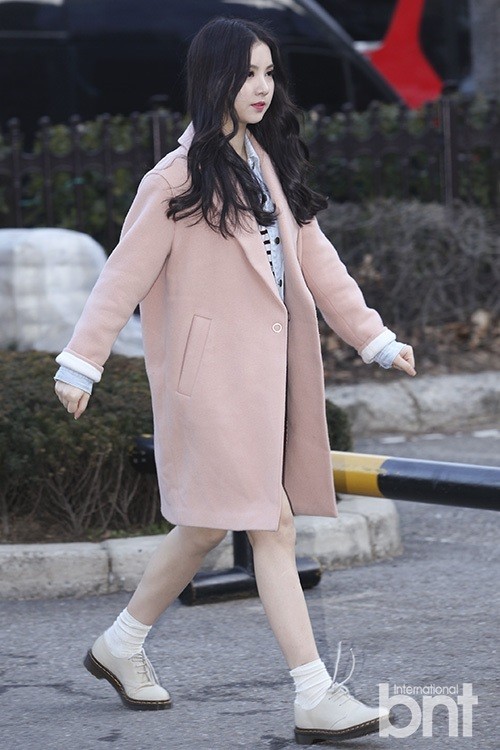 韩国女子组合GFRIEND上班路上不畏春寒大秀美腿