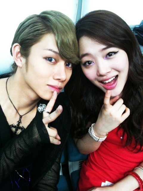 韩国女团f(x)前成员雪莉晒与希澈的聊天截图