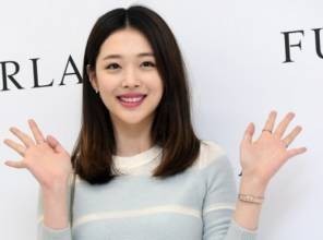 18日下午雪莉出席在首尔举行的某品牌签名会