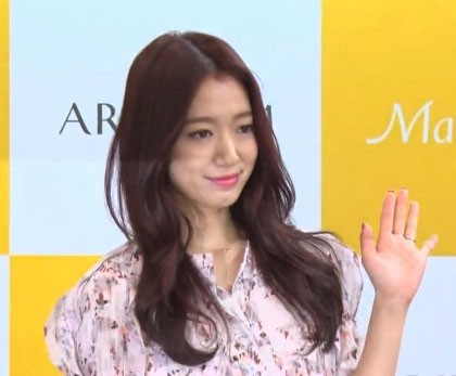 演员朴信惠19日下午参加某化妆品品牌的签名会活动