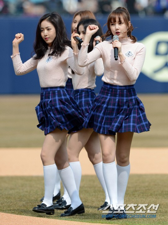 女团GFRIEND亮相三星Lions Park开业仪式现场