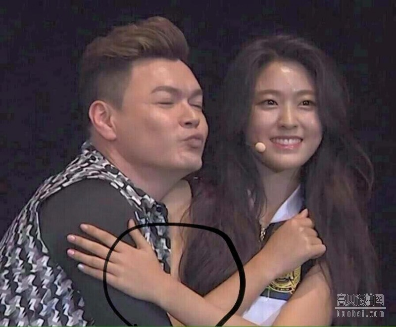 香港亚洲流行音乐节2016主持人强抱AOA雪炫