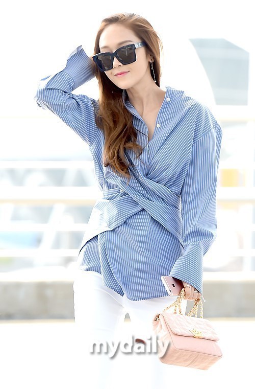 韩国歌手Jessica21日上午为拍摄写真前往伦敦