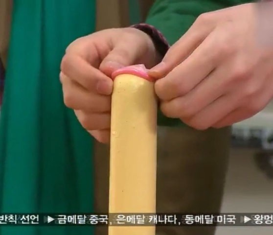 宋仲基亲身示范教大家如何正确使用安全套