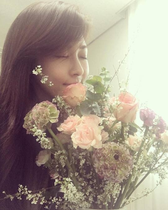 河智苑炫耀了比花还耀眼的美貌