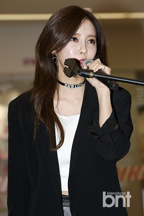 30号晚间孝敏举行solo专辑发行纪念街头公演