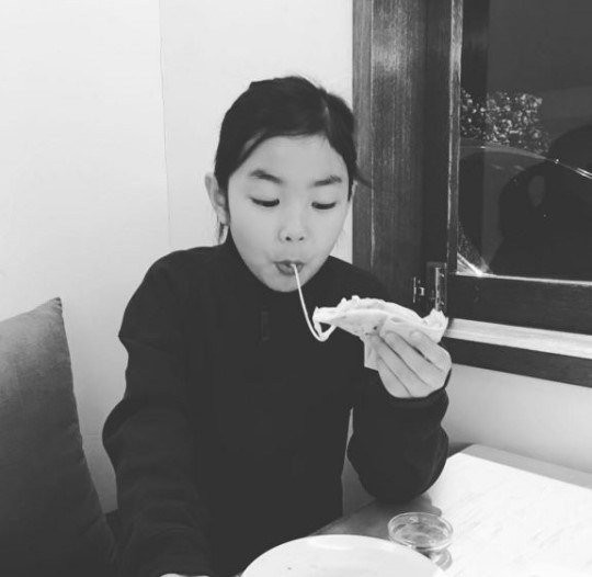 Haru正在吃披萨，眉眼轮廓更加清晰