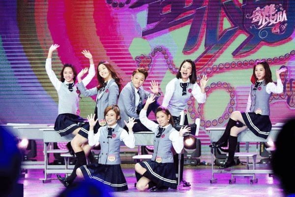 《蜜蜂少女队》都以整齐的校园制服亮相,清纯甜美演绎青春故事 《蜜蜂少女队》都以整齐的校园制服亮相,清纯甜美演绎青春故事