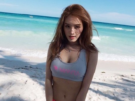 韩国女团Rainbow成员栽上传一张海边性感照片
