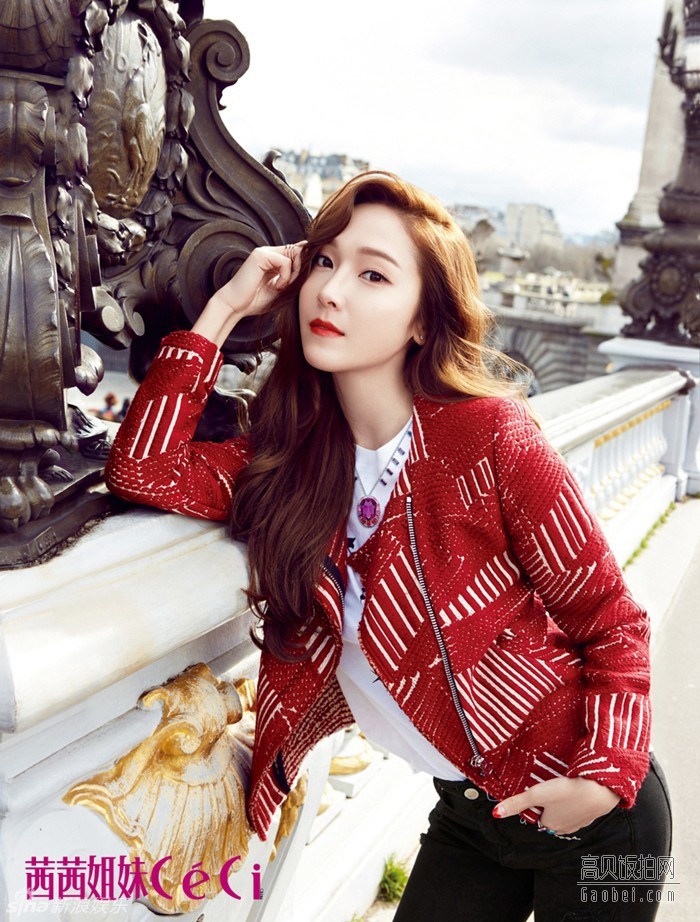 Jessica郑秀妍登上时尚杂志封面大玩复古撞色