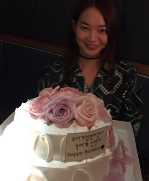 韩国演员申敏儿公开32岁生日照少女般的美貌引发关注