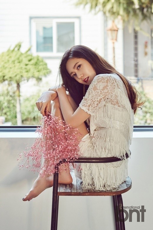 韩星秋瓷炫拍bnt写真 白衣碎花尽显清新魅力