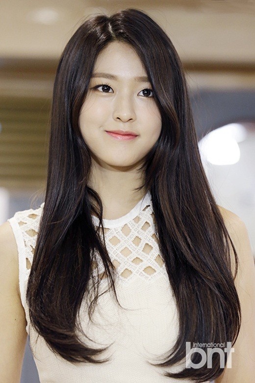 韩国女子组合AOA成员雪炫和演员赵宝儿现身为选举投票