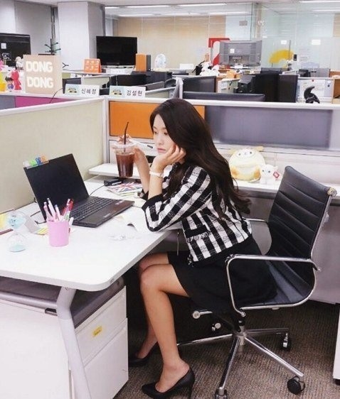 韩国女子组合AOA雪炫变身办公室女神性感OL形象