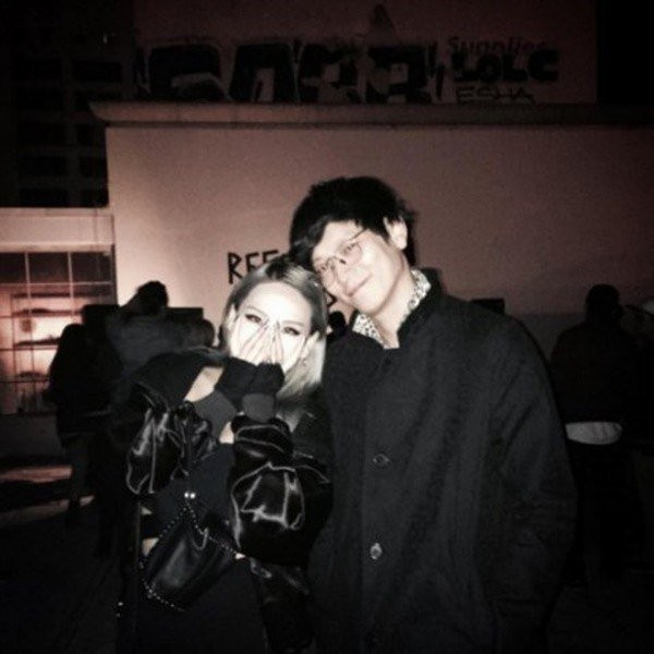 演员姜栋元与韩国女团2NE1的CL在美国相遇了