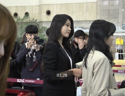 9日上午AOA全体成员为参加2016 KCON演唱会