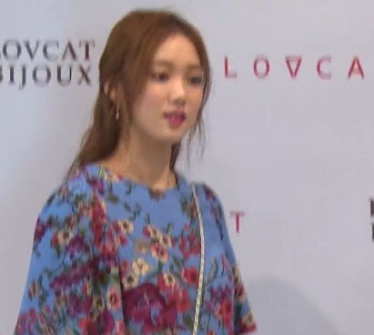 9日下午李圣经出席某品牌的签名会