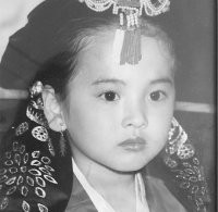 演员宋慧乔日前公开儿时的照片从小美貌粉丝一眼就认出