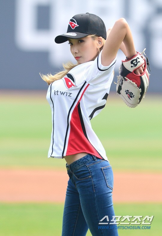 女团RainBow成员智淑为棒球比赛进行了开球仪式