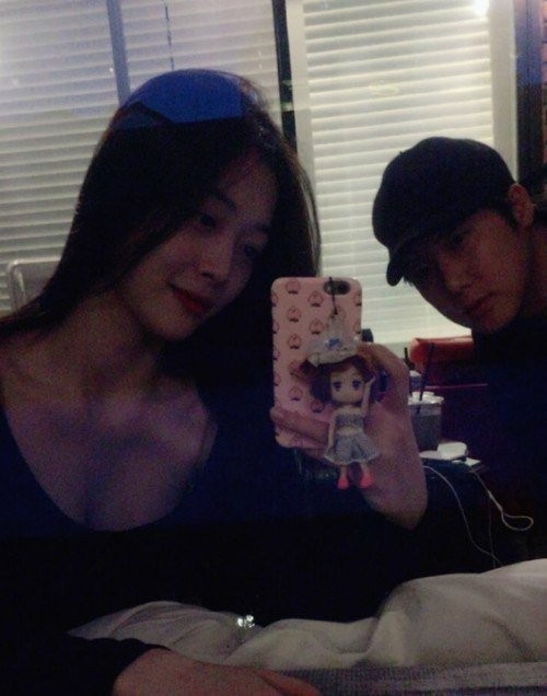 雪莉要闹哪样？刚晒床上亲吻照又晒与男性友人拍摄的自拍照