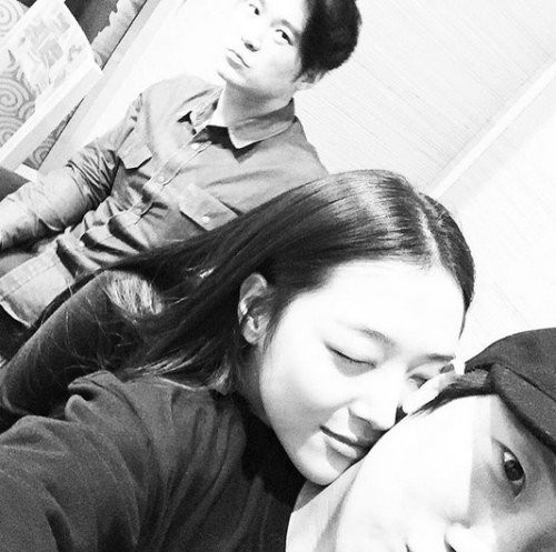 雪莉与被称作“男性友人”的韩钟烷拍摄的照片被人热议