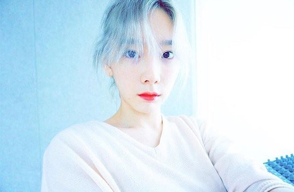 韩国女子组合少女时代泰妍秀出银发红唇近况照