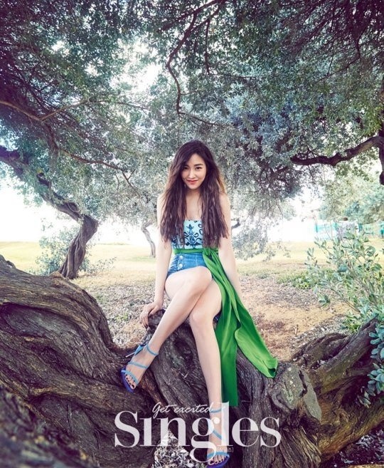 少女时代Tiffany夏威夷性感写真 白色吊带裙清新魅力无限
