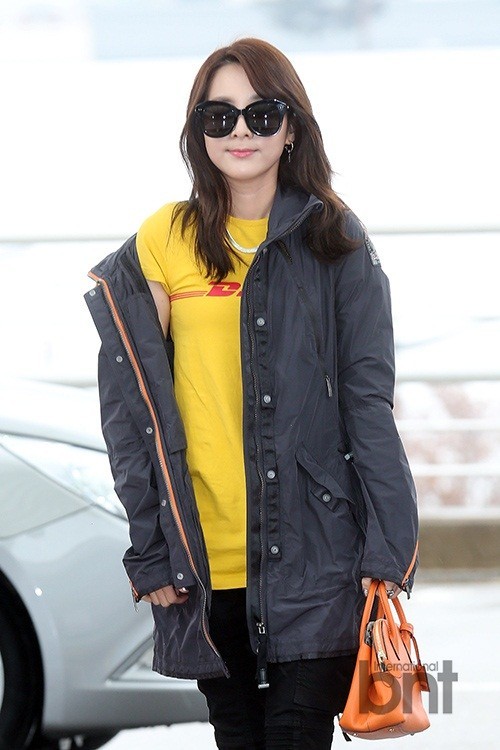 韩国女团2NE1成员朴山多出国 别致装扮清新俊逸