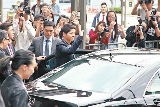 韩国男神宋仲基昨天(4月22日)再次旋风袭港