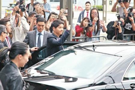 韩星宋仲基前往香港参加活动 配备众多保安保证人生安全 韩星宋仲基前往香港参加活动 配备众多保安保证人生安全