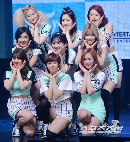 韩国女团Twice举报新专辑showcase 变身啦啦队员热力演绎新歌舞台