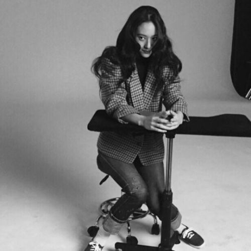 f(x)Krystal分享工作侧拍照 不愧缪思女神郑秀晶 f(x)Krystal分享工作侧拍照 不愧缪思女神郑秀晶