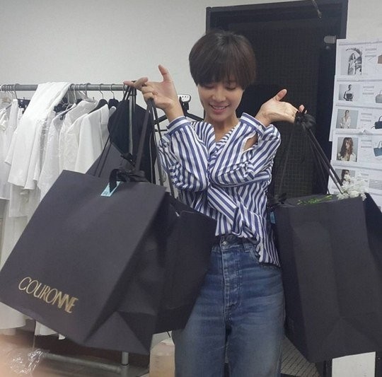 黄正音近况公开 双手满载购物袋幸福洋溢