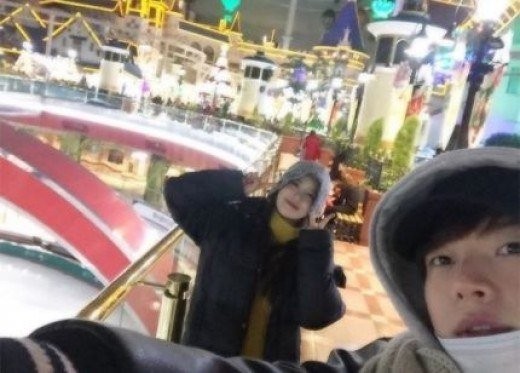 演员安宰贤公开了与未婚妻具惠善一起拍摄的照片