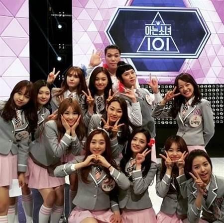 希澈晒出和女团ioi的合照