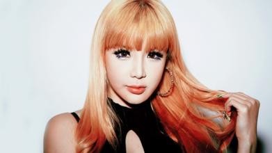 女子演唱组合2NE1成员朴春信教吗？