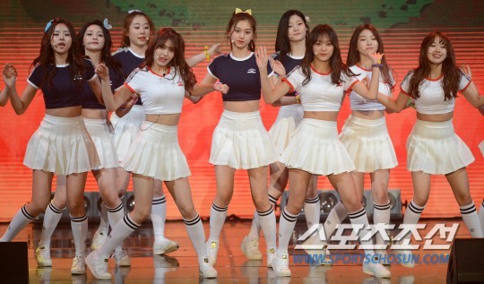 I.O.I出道专辑《Chrysalis》Showcase隆重举行 青春活力可爱十足