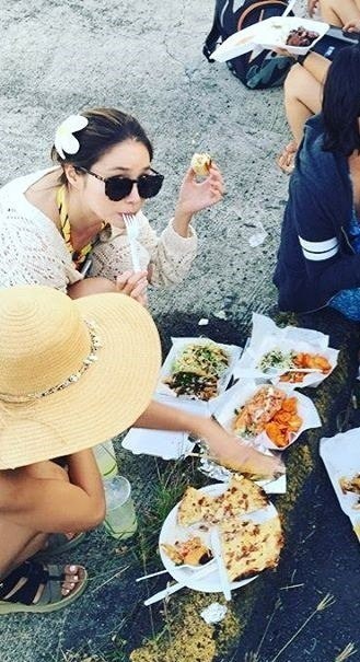 韩国演员李珉廷回想旅行经历 路边吃美食 墨镜难掩美貌
