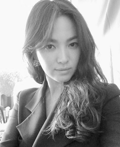 宋慧乔于INS分享黑白自拍照 展现魅力教主的独特个性美