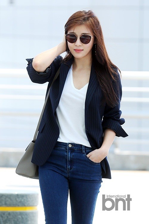 艺人河智苑飞中国参加博览会牛仔裤白衫尽显女神风范