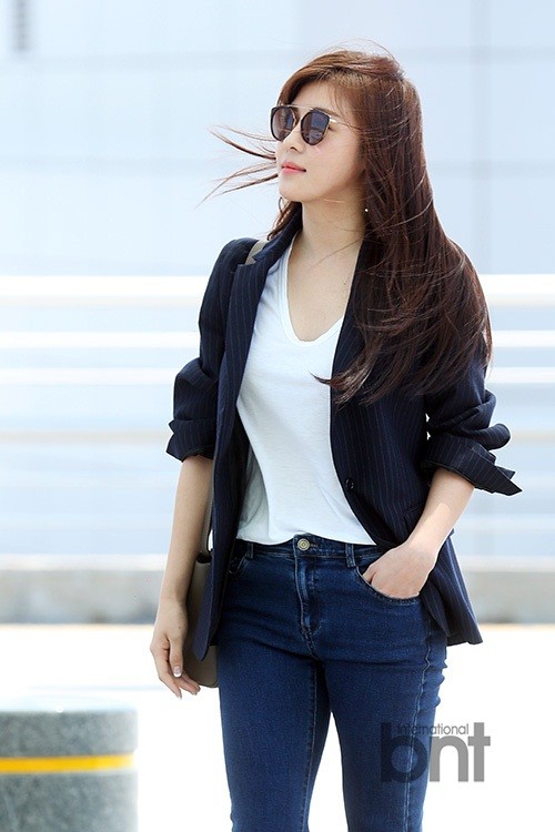 11日下午,韩国演员河智苑现身仁川国际机场,前往中国参加"2016韩流