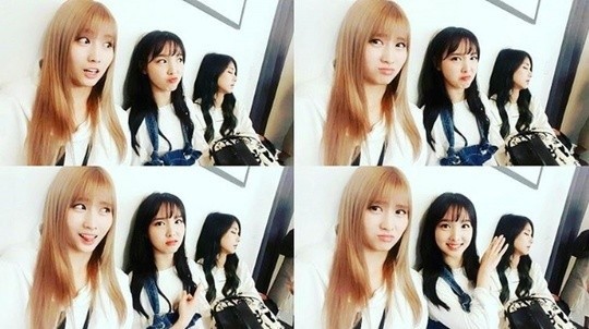 TWICE官方Ins分享Momo、娜琏和子瑜的合照 子瑜打盹萌倒众人