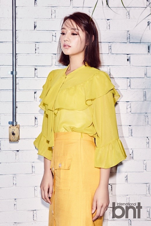 演员金智媛脱下军装拍写真 俏皮可爱端庄大方宛若公主一般