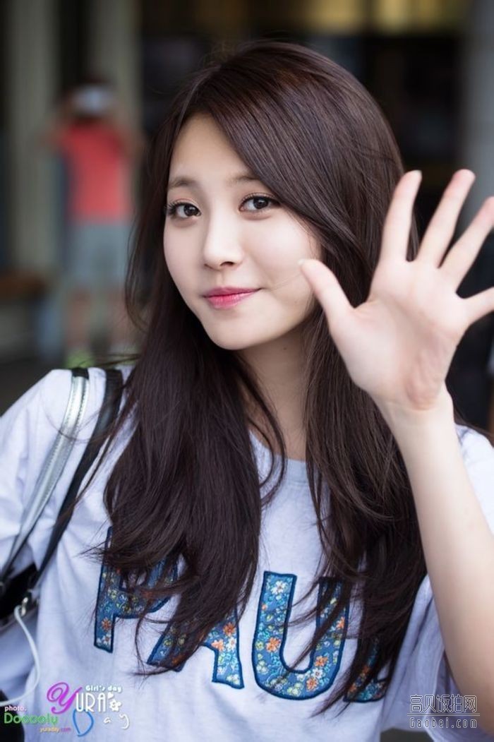 韩国女子组合girls day成员金亚荣的代表作品有《再抱我一次》,《期待