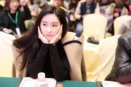 韩国女子组合Rania前成员黄以娜是什么时候退出组合的？