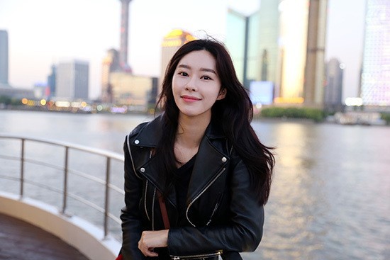 韩国女子组合Rania前成员黄以娜的经纪公司是哪个公司？