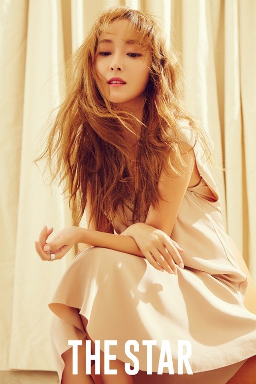 Jessica性感时尚写真公开 纤细身姿展现梦幻少女气质