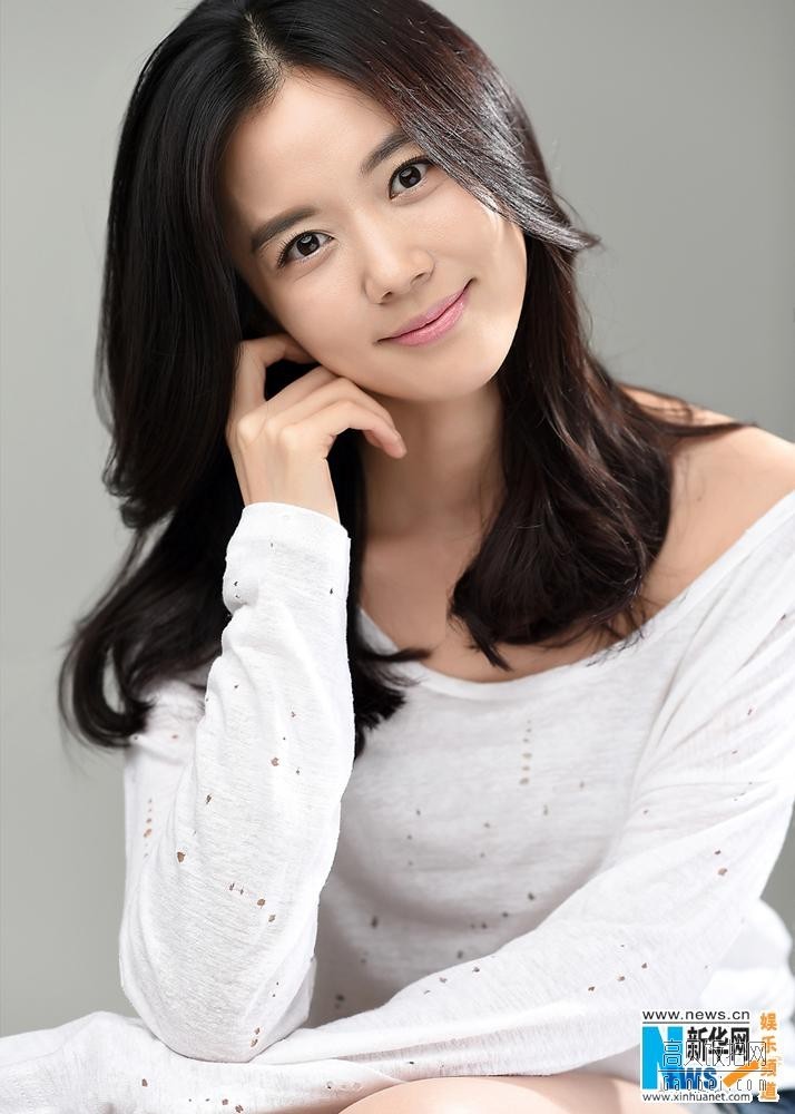韩国女演员高娜恩近日曝光一组时尚写真