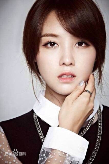 方敏雅（MINAH）是哪一年的？